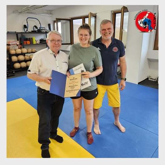 Leona h&auml;lt eine Urkunde in der Hand, rechts von ihr steht lothar stv.Vorsitzender des blsv Mittelfranken und links unser Abteilungsleiter Jochen