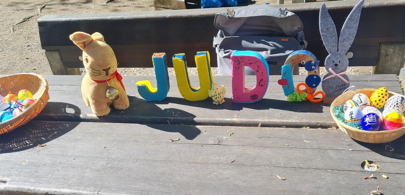 Tischdeko mit Judoschriftzug und Osterdekoration